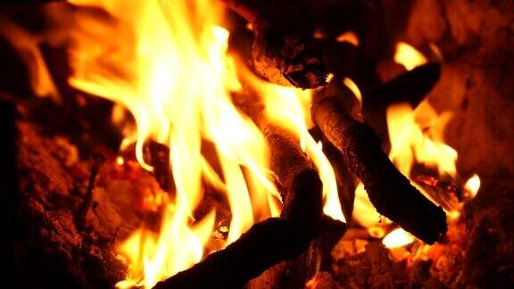 炉子里燃烧着火焰柴火从炉子里烧出来
