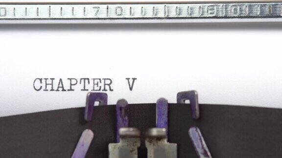 第五章短语特写正在打字并集中在一张纸上的老式打字机机械