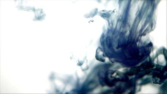 黑色和蓝色水彩画颜料在水中视频