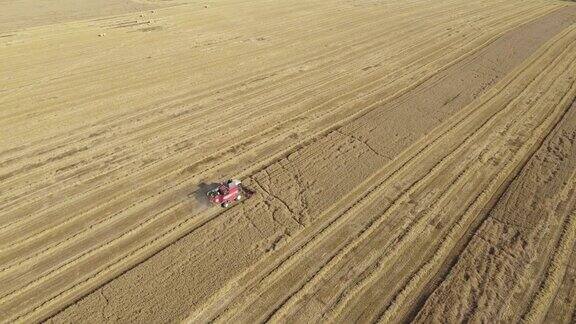 农民对联合收割机收割成熟小麦的农田鸟瞰图