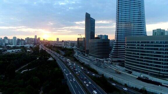 日出(伊斯坦布尔)高速公路和摩天大楼4K