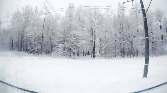 从火车窗口看到的冬季风景