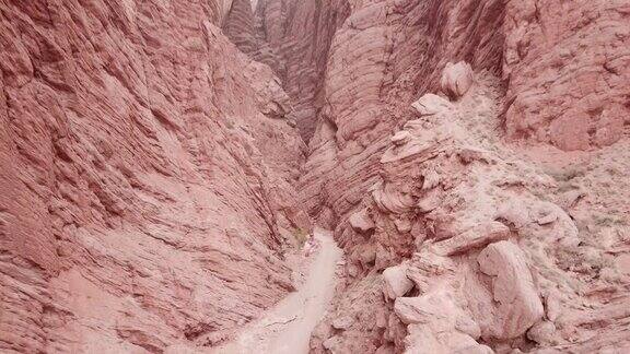 新疆省的库车大峡谷