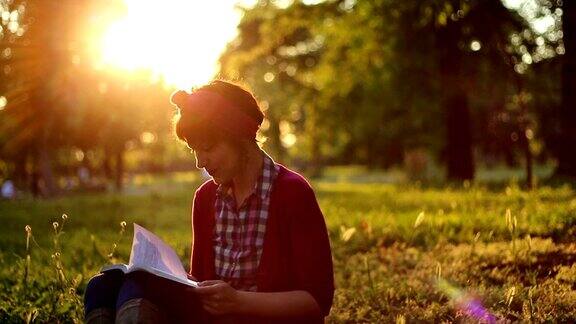 漂亮女孩在公园里看书
