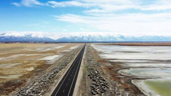 冬天在堤道上的空直路