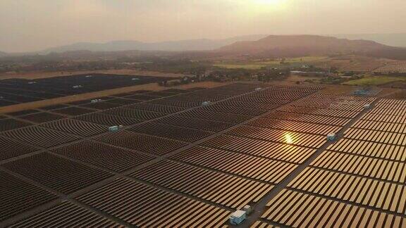 太阳能电池板农场的鸟瞰图
