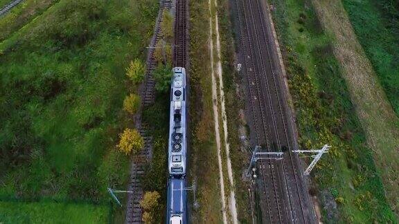 有汽车的火车在铁路上行驶用无人机俯瞰火车和铁路