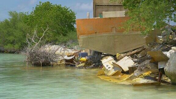 近距离观察:沉船和其他垃圾破坏了马尔代夫的热带自然