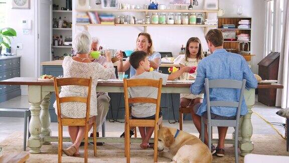 三代同堂在厨房餐桌上吃饭