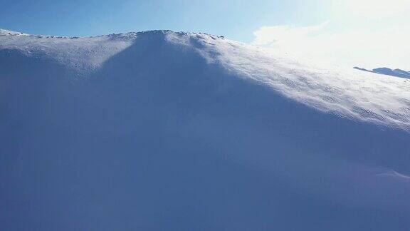 高耸的雪山鸟瞰峰顶