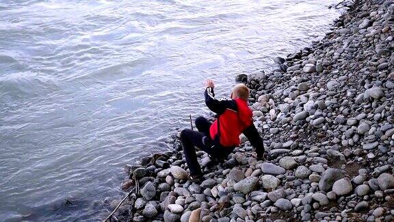 孩子往河里扔石头