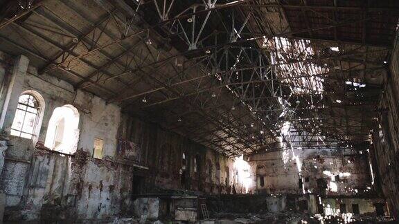 废墟和废弃的黑暗令人毛骨悚然的厂房建筑内工业仓库