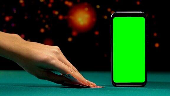 女士开牌显示一对a在线扑克游戏手机应用