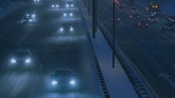大雪下的高速公路高峰时间