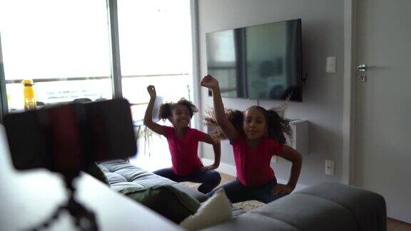 姐妹们在家里跳舞用手机拍摄