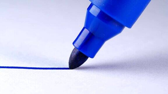 人们用蓝色的记号笔在白色的纸上画一条直线