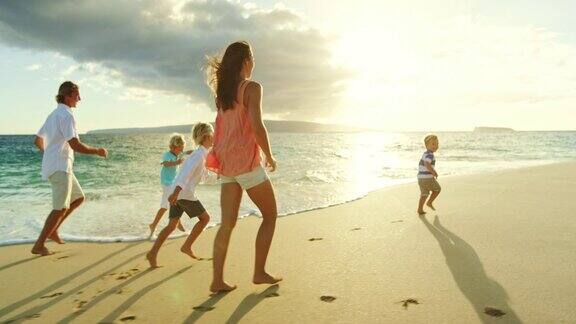 《日落海滩上的幸福家庭