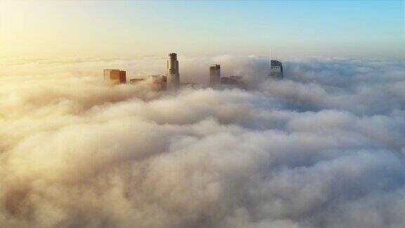 被云包围的洛杉矶市中心的天线图