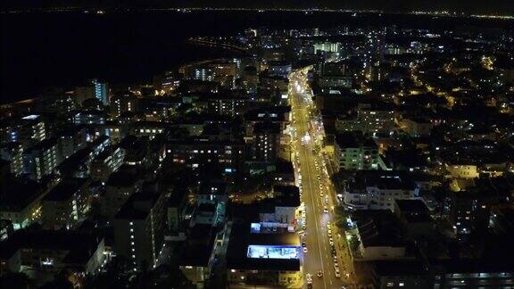 在黑夜中超速行驶