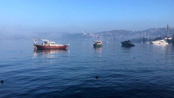 小船和豪华游艇在伊斯坦布尔博斯普鲁斯海峡