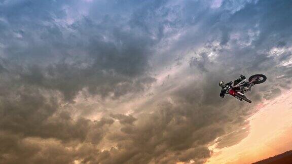 SLOMO摩托车越野赛骑手在日落时跃入空中