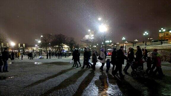 莫斯科冬天的夜晚新年假期人们走在马涅什尼亚广场上