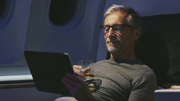 商人在飞机上使用数字平板电脑