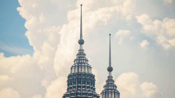 吉隆坡城晴天著名的塔顶在多云的天空上4k时间的马来西亚全景