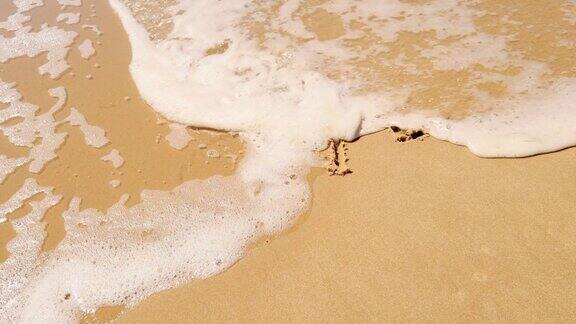 爱画在沙滩上的沙子被海水冲走