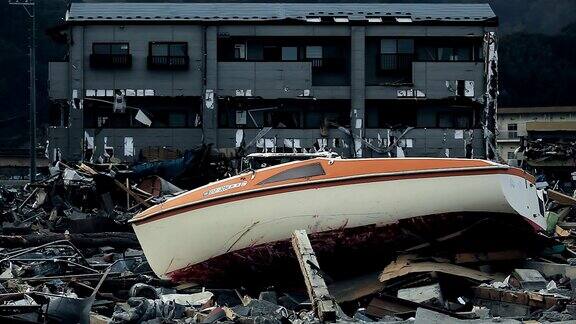 海啸过后城里有一艘船