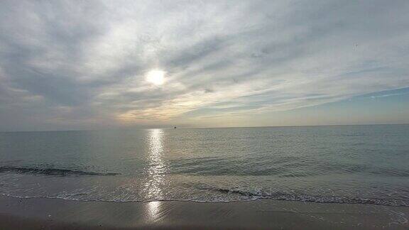 平静的海面上的波浪