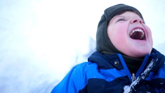 学前班的小男孩在雪地里玩