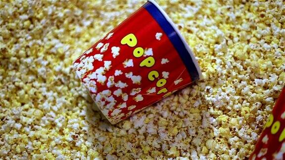 一个地方有很多爆米花盒子里的爆米花电影院里的新鲜爆米花电影院的食物不是有用的食物