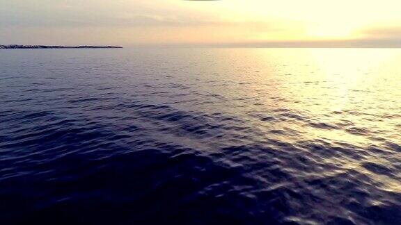 在日落前低飞在地中海上空