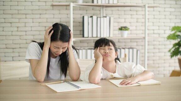 母亲在做作业时为女儿感到沮丧和压力