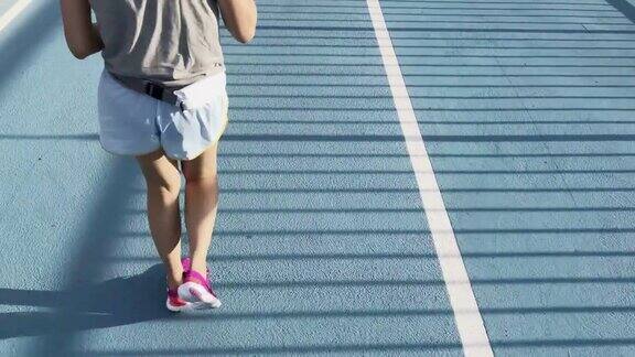 亚洲女性跑步初学者穿着休闲运动服在公园慢跑