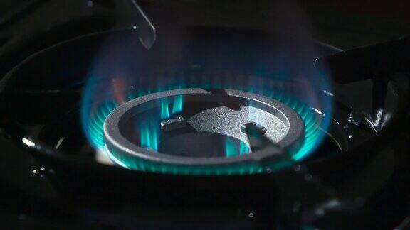 蓝色火焰从煤气炉