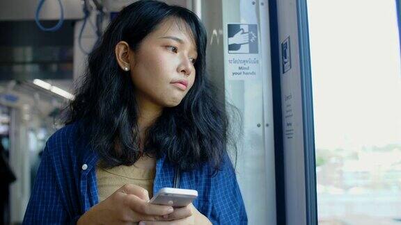 年轻女子在浏览她的智能手机