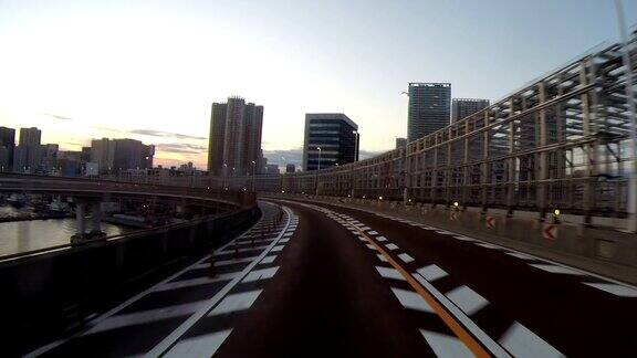 夕阳下的司机穿过东京彩虹桥