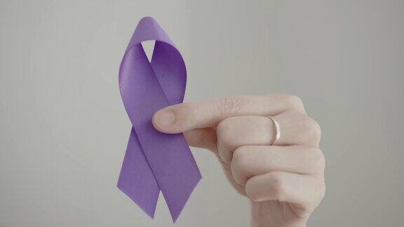 手握紫色丝带老年痴呆症胰腺癌癫痫意识世界癌症日