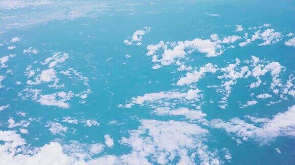 从飞机的窗户看到的天空