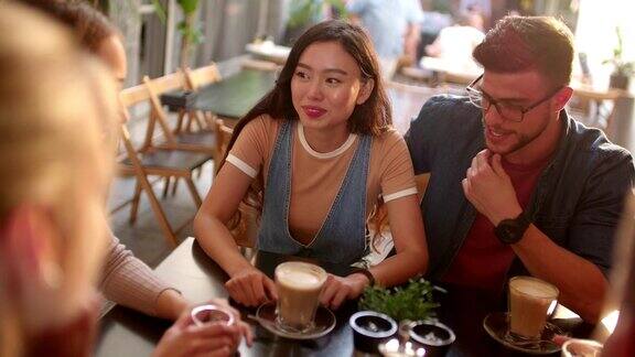 年轻的跨民族潮人夫妇放松和喝咖啡的朋友