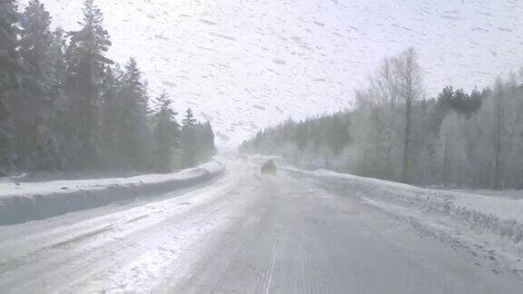 森林公路上的大雪