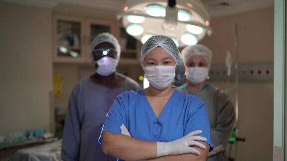 医护人员在医院手术室戴口罩的肖像