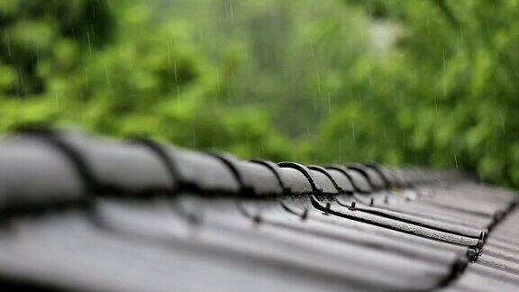 雨落在屋顶