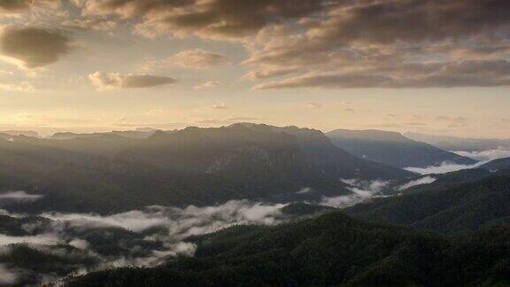 山景与日出的时间流逝和移动的雾自然镜头背景