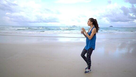 健康活跃的年轻女子在日出时沿着海岸线跑步女性慢跑