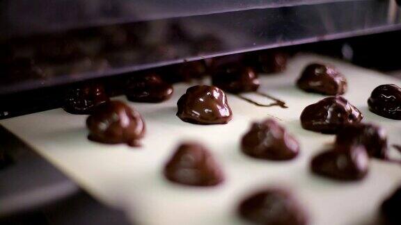 现成的巧克力糖果在传送带上移动糖果制造