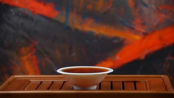 中国黑热茶杯竹桌高清录像