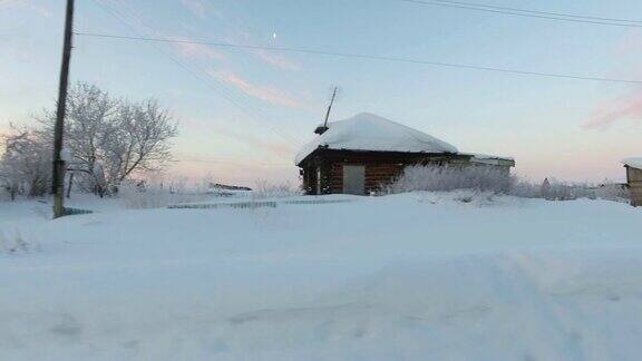 冬季阿尔泰村庄塞米列特卡与传统俄罗斯乡村房屋的动态视频全景